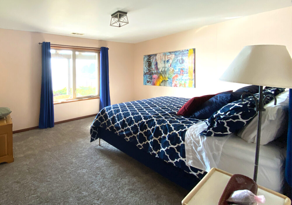 Floras Lake Getaway Blue Bedroom - Vacation Rental